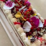 Gâteau décoré avec des fleurs de sureau du canada'. Sambucus canadensis.